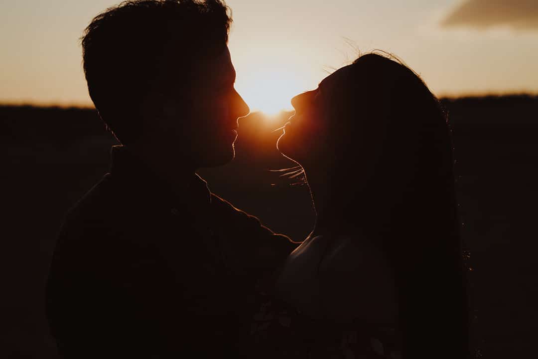 Preboda al contraluz del atardecer